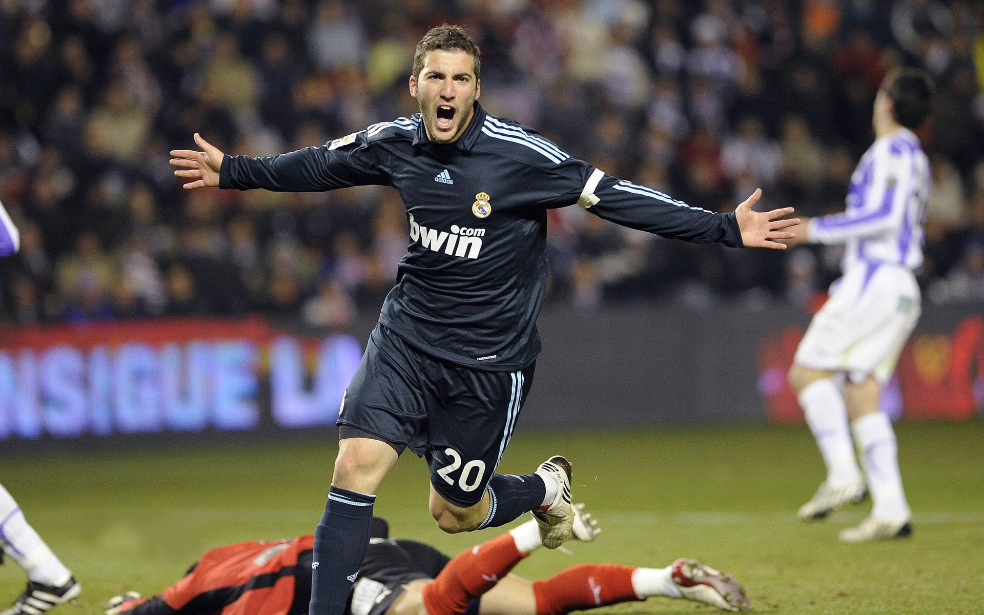 中国足球逐步推动从职业到草根多层面发展路径，我国职业足球的发展现状